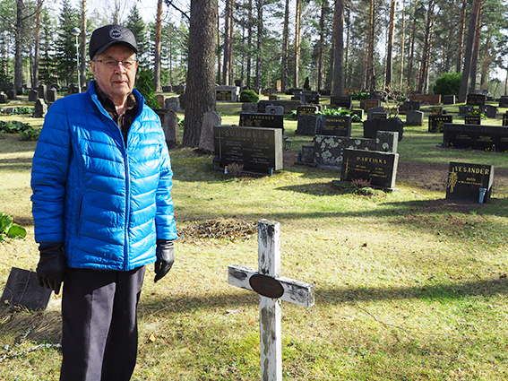 Leo Asikkala Kelkkamäen vanhimmalla haudalla. Siihen haudattiin vuonna 1923 varusmies Väinö Hänninen. Kuva:...