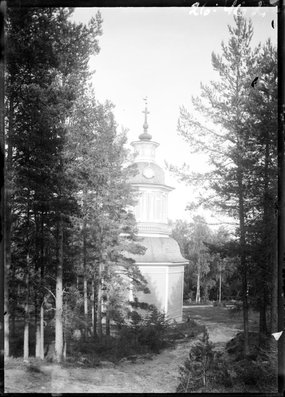 Laukaan kirkon kellotapuli 1900-luvun alussa.