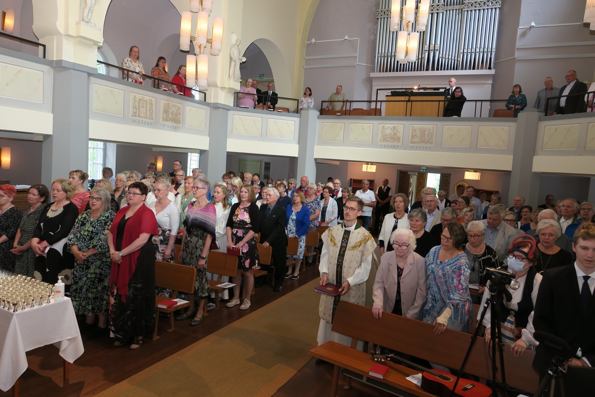 Konneveden kirkon 100-vuotisjuhlajumalanpalvelus 10.7.2022. Kuva on kirkon sisältä. Kirkko on täynnä ihmisiä.