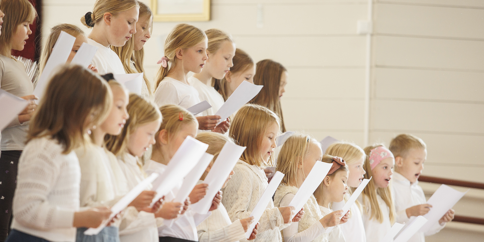 Lapsikuoro Laulujoutsenet esiintyy Laukaan kirkossa 430-vuotisjuhlassa.