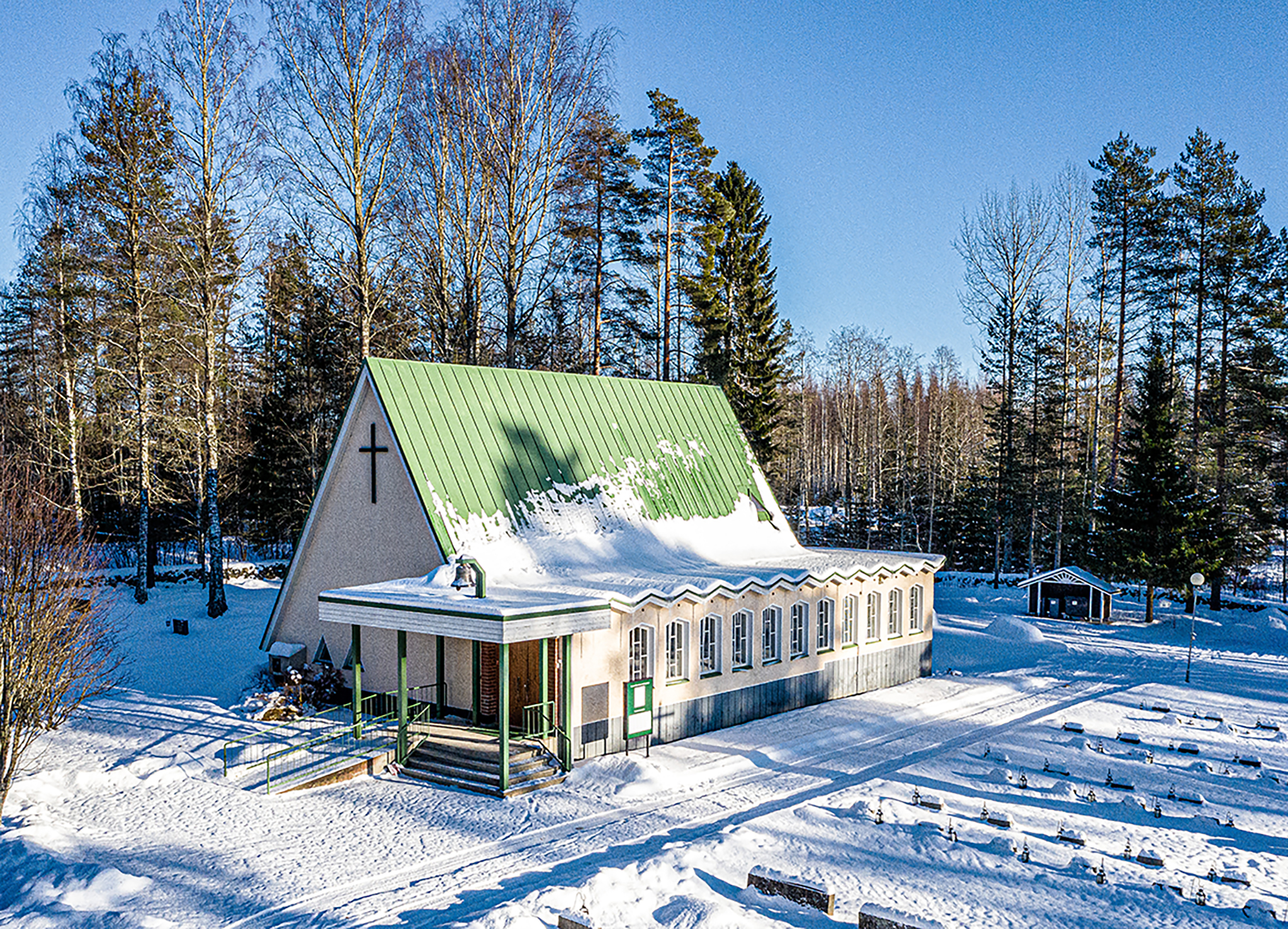 Konneveden siunauskappeli ilmakuvassa talvella