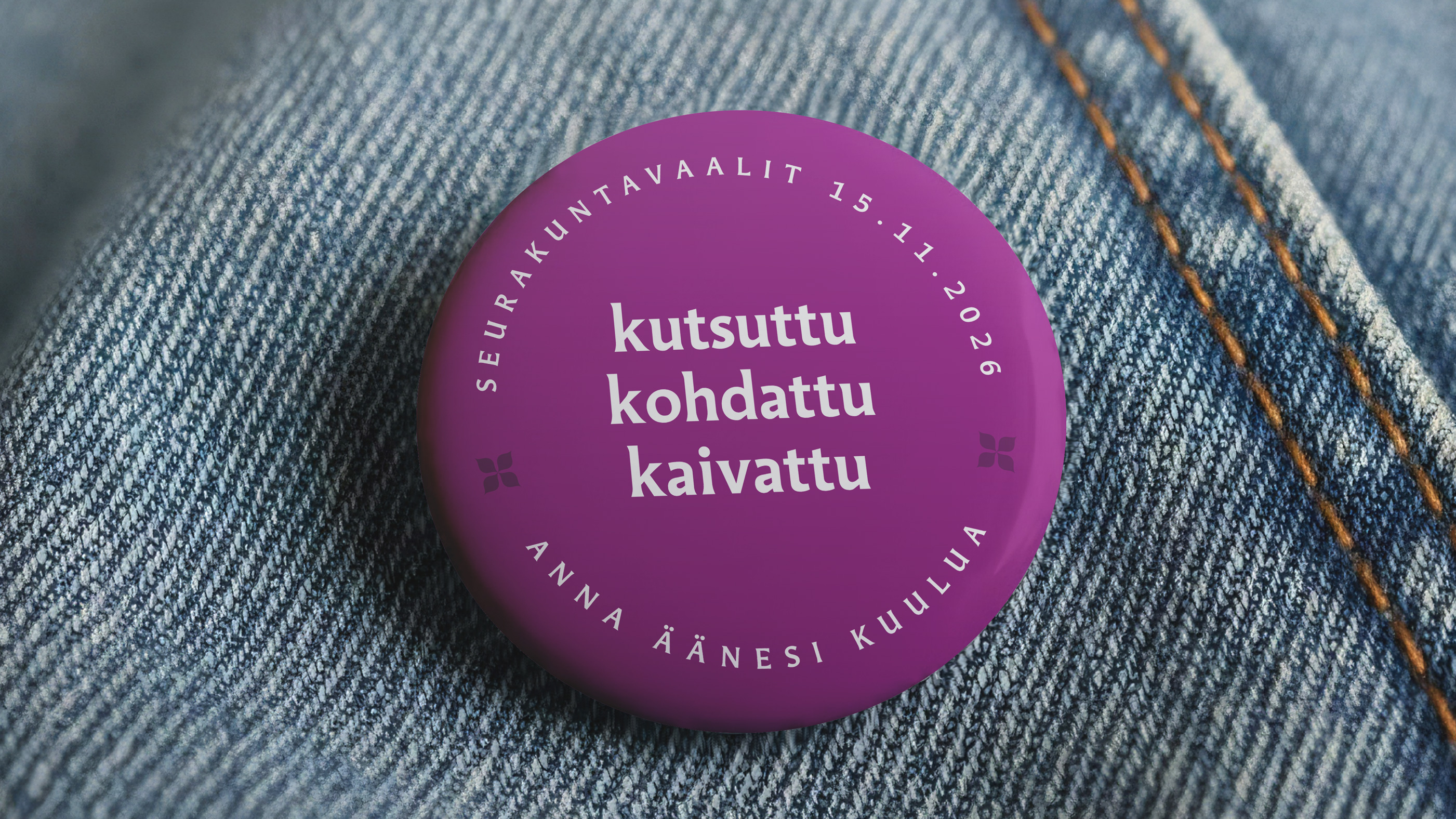 Rintanappi farkkukankaalla. Napissa teksti kutsuttu kohdattu kaivattu. Anna äänesi kuulua.