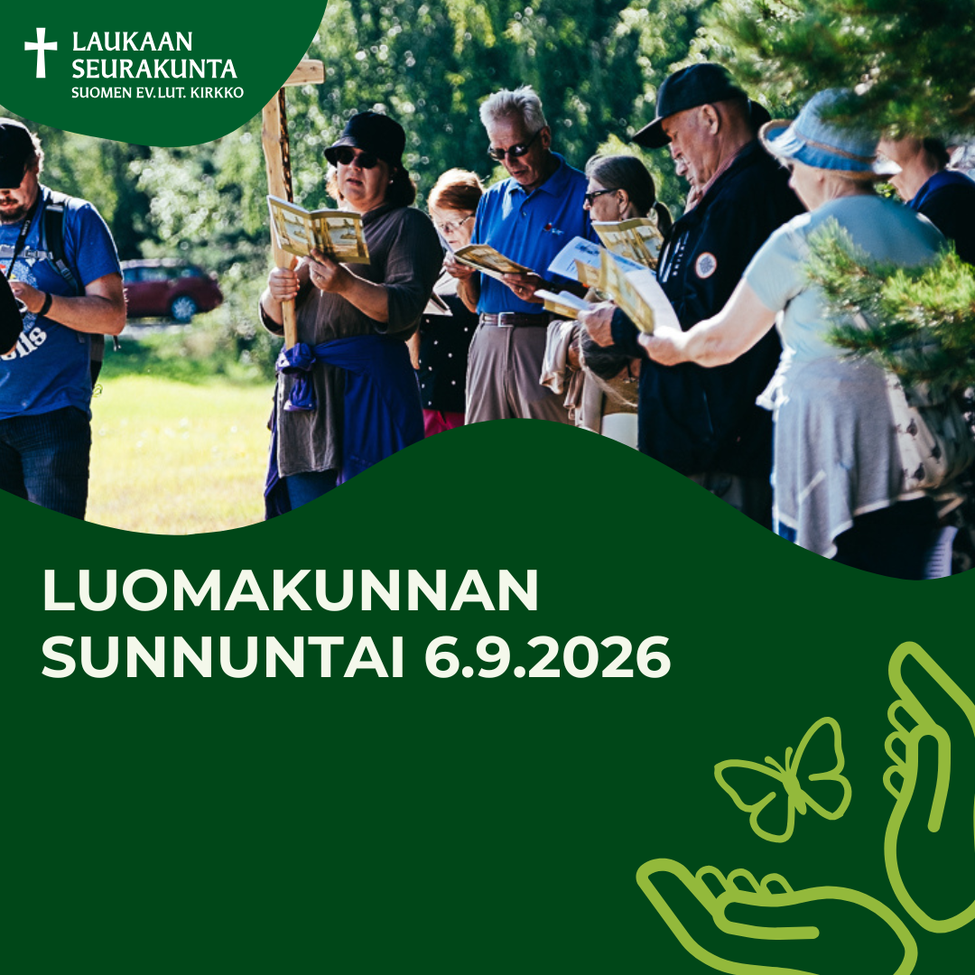 Joukko ihmisiä seisoo puun varjossa ulkona ja laulaa lauluvihkoista.